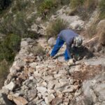 Mantenimiento de sendero. Construcción de drenaje en camino histórico de en piedra