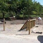 Área recreativa adecuación y equipamiento con mesas picnic i aparcabicis madera.